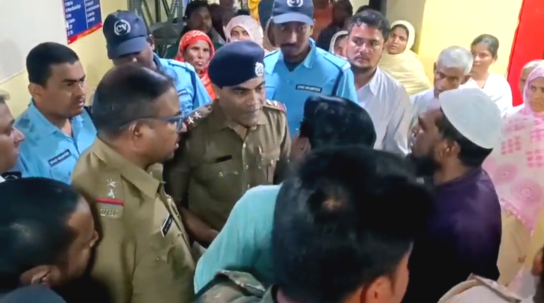 চাঁচলে প্রসূতি মৃত্যুকে ঘিরে ধুন্ধুমার , হাসপাতাল চত্বরে বিক্ষোভ