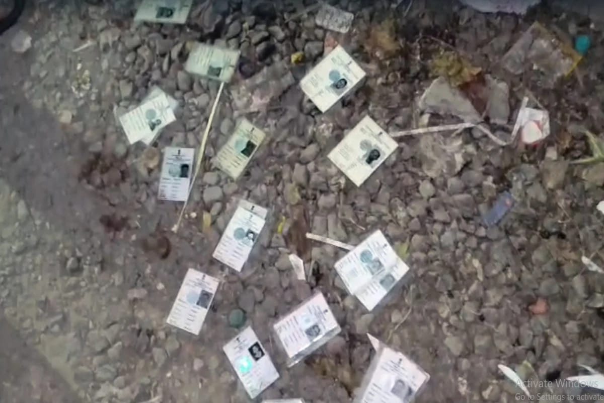 SIR আবহে আবর্জনা স্তূপে উদ্ধার একগুচ্ছ ভোটার কার্ড , চাঞ্চল্য রানিগঞ্জে