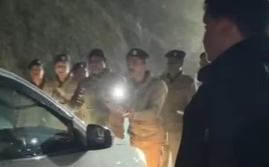 AI সামিটে খালি গায়ে বিক্ষোভ, গ্রেফতারি নিয়ে হিমাচল ও দিল্লি পুলিশের মধ্যে বেনজির সংঘাত