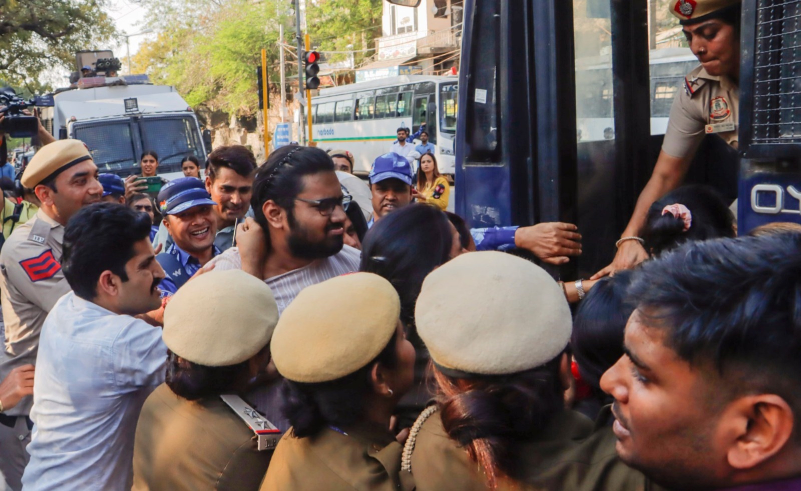 JNU পড়ুয়াদের প্রতিবাদ মিছিলে ধুন্ধুমার কাণ্ড, পুলিশের সঙ্গে সংঘর্ষ, আটক ৫০