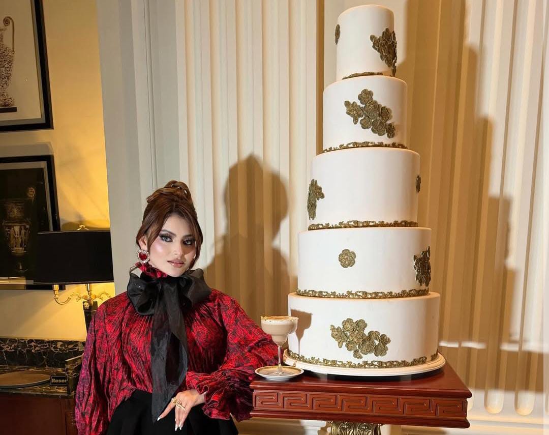 জন্মদিনের কেকের দাম ১৬ কোটি , ফের বিতর্কে উর্বশী , খোঁচা নেটিজেনদের