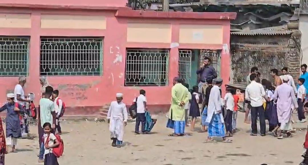 বসিরহাটেও অনুভূত তীব্র কম্পন , প্রাণ বাঁচাতে রাস্তায় স্কুল পড়ুয়া - সহ সাধারণ মানুষ