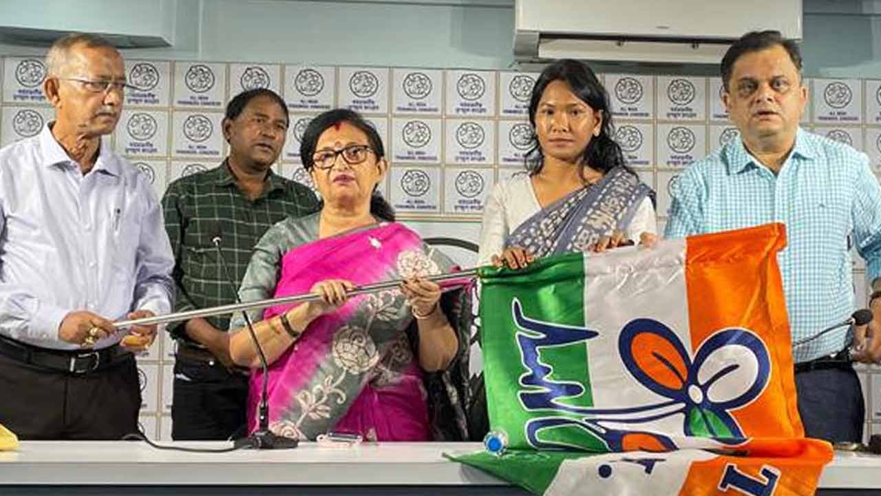 মমতা বন্দ্যোপাধ্যায়ের থেকে আমি অনুপ্রাণিত হই , তৃণমূলে যোগ দিয়ে মুখ্যমন্ত্রীর প্রশংসায় পঞ্চমুখ স্বপ্না বর্মণ