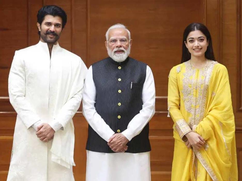 বিয়ে সম্পন্ন হতেই শুরু রিসেপশনের তোড়জোড় , প্রধানমন্ত্রীর হাতে আমন্ত্রণপত্র তুলে দিলেন বিজয় রশ্মিকা