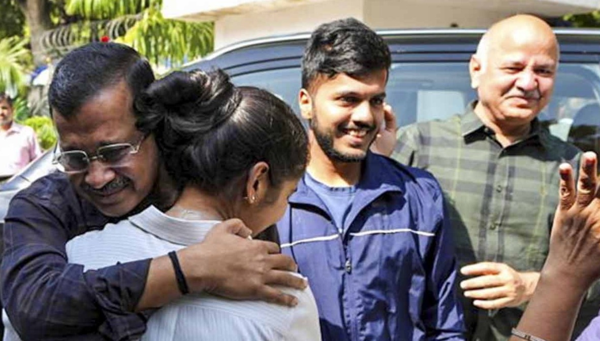 আবগারি দুর্নীতি মামলায় অব্যাহতি কেজরি-সিসৌদিয়ার, তুঙ্গে রাজনৈতিক তরজা