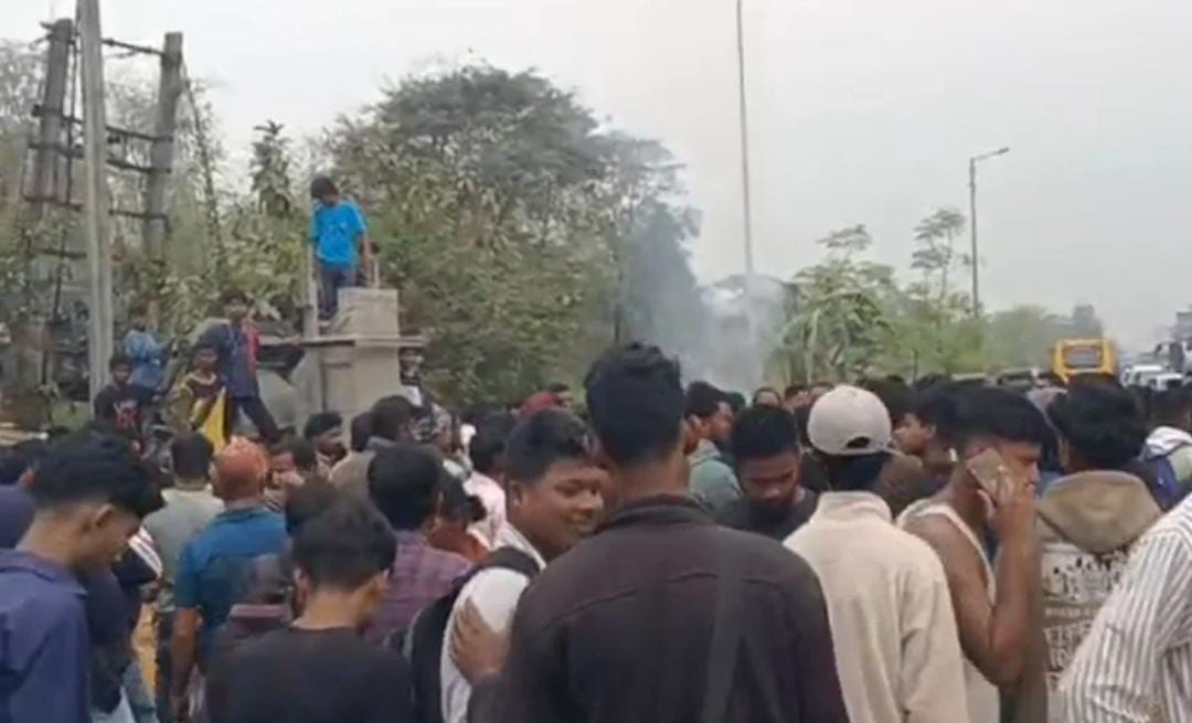 চা বাগানের শ্রমিকদের পিষে দিল বেপরোয়া চারচাকা , মৃত ৪ , ব্যাপক উত্তেজনা আলিপুরদুয়ারে