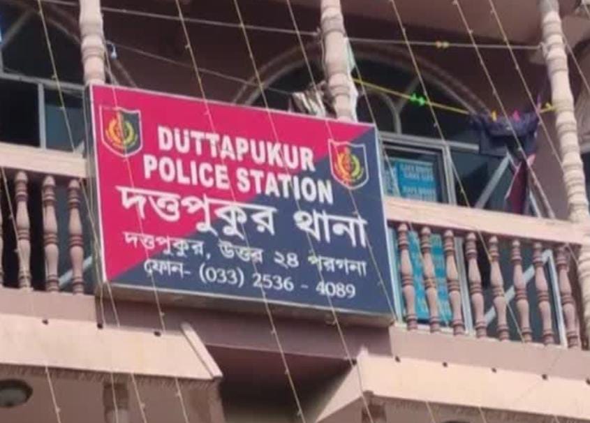 পঞ্চায়েত সদস্যার বাড়ির সামনে বোমাবাজির অভিযোগ , ভোটের মুখে ব্যাপক আতঙ্ক দত্তপুকুরে