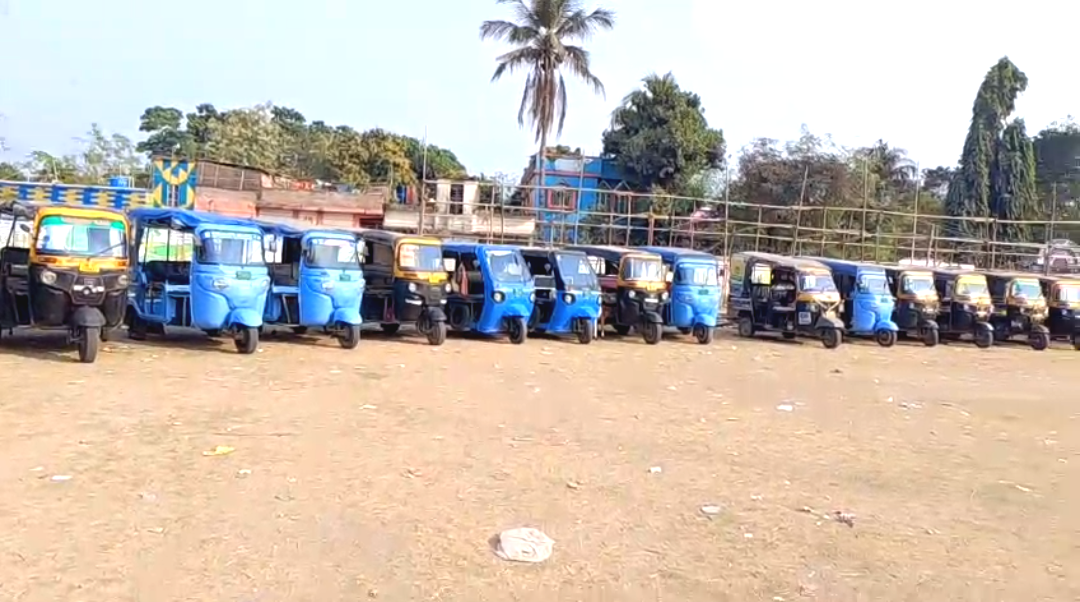 রানিতলায় অটো-টোটো দ্বন্দ্ব তুঙ্গে , স্ট্যান্ডের দখল ঘিরে উত্তপ্ত এলাকা