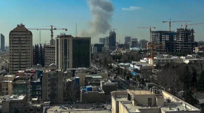 মধ্যপ্রাচ্যে যুদ্ধের ডঙ্কা, আলি খামেনেইয়ের বাসভবনে হামলা, ইরান-ইজরায়েল সংঘাত শুরু