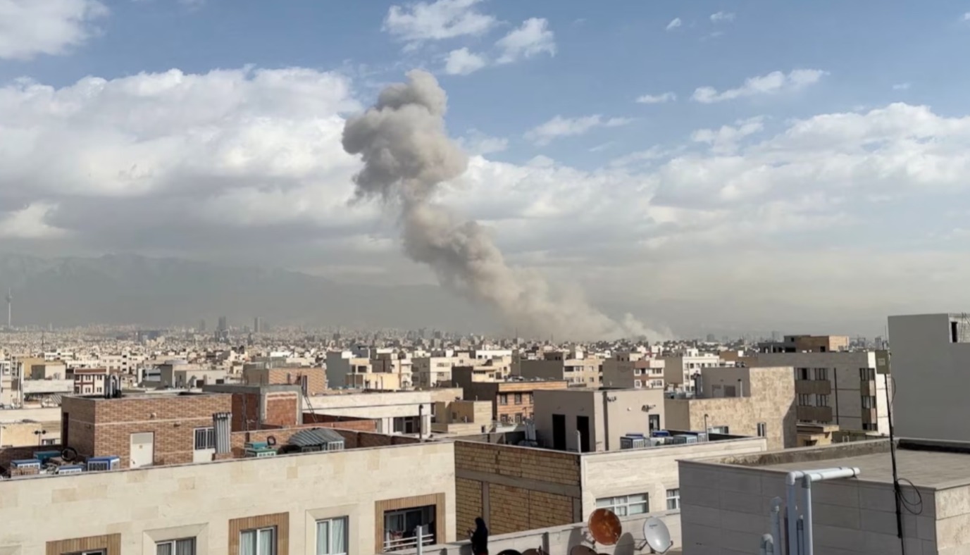 ইজরায়েলে ‘বদলার’ হামলা ইরানের, বন্ধ দুই দেশের আকাশপথ