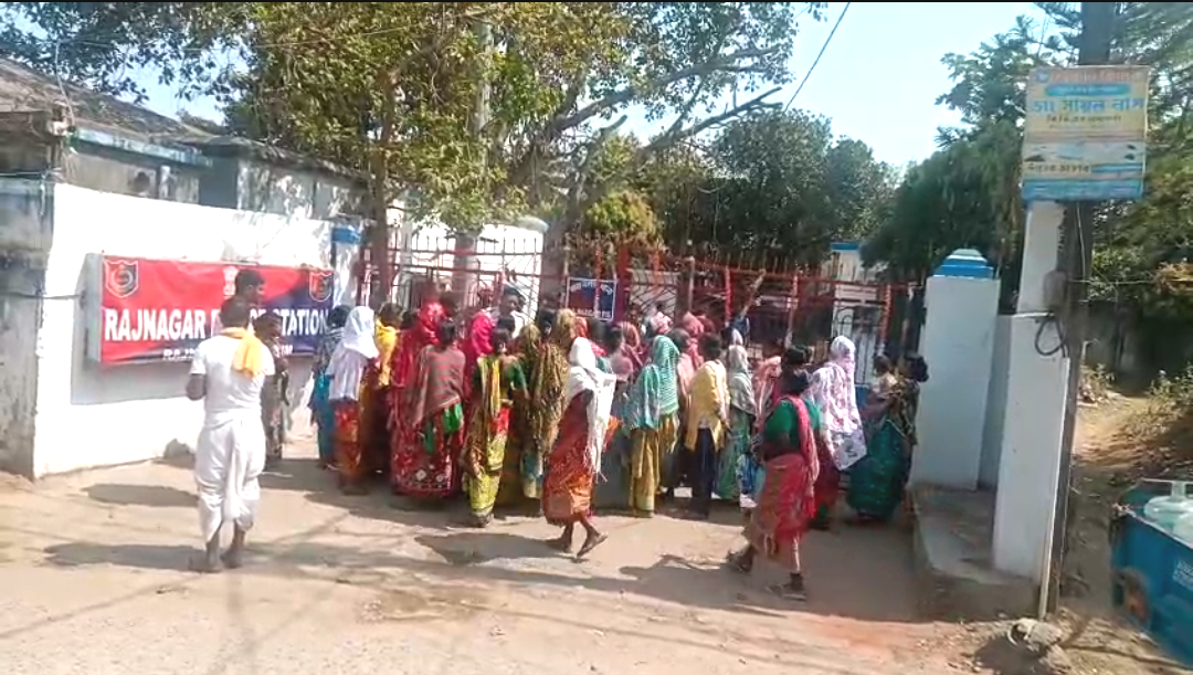 বেআইনি মদ বিক্রির প্রতিবাদে মহিলাদের মারধর , উত্তপ্ত বীরভূম