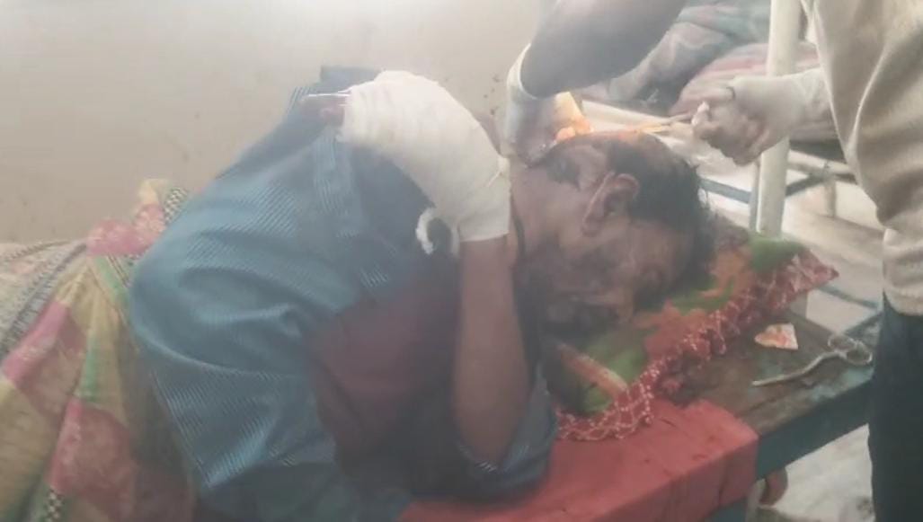 বাড়ির সামনে যুবককে কুপিয়ে খুনের চেষ্টা , গ্রেফতার অভিযুক্ত