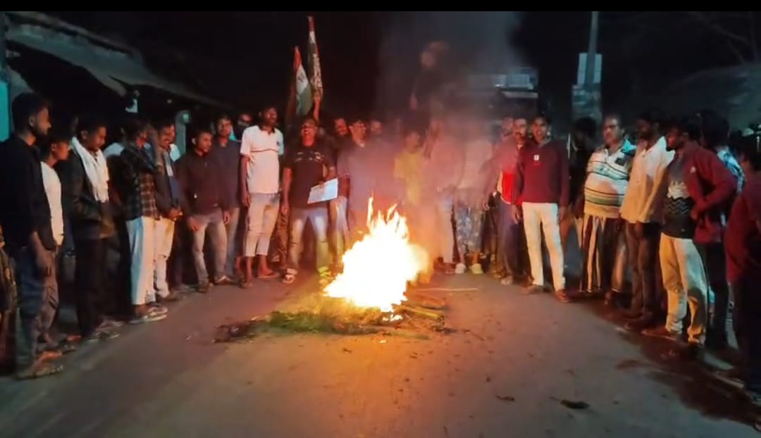 SIR তালিকায় বাদের খাতায় সংখ্যালঘুরা , হিঙ্গলগঞ্জে রাস্তায় আগুন জ্বালিয়ে অবরোধ