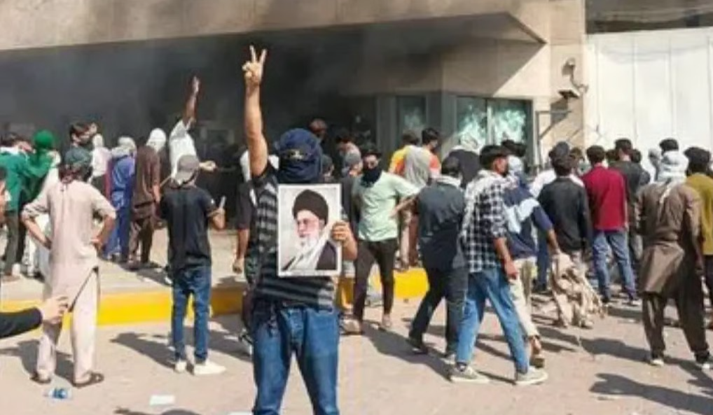 করাচির পর ইরাক, বাগদাদে মার্কিন দূতাবাসের বাইরে বিক্ষোভ