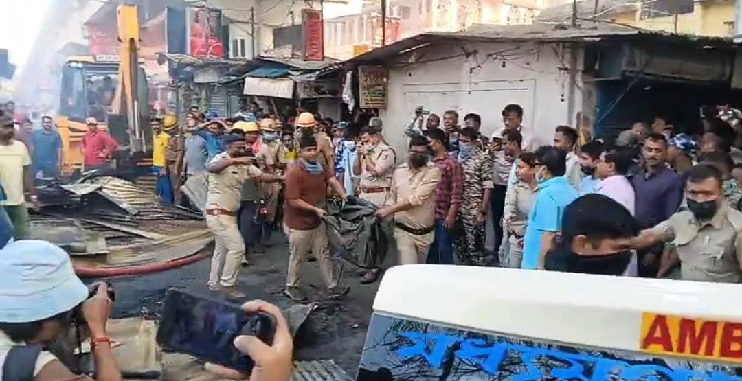 মধ্যমগ্রামে ভয়াবহ অগ্নিকাণ্ডের ঘটনায় মৃত ১ , ব্যাপক চাঞ্চল্য স্টেশন সংলগ্ন এলাকায়