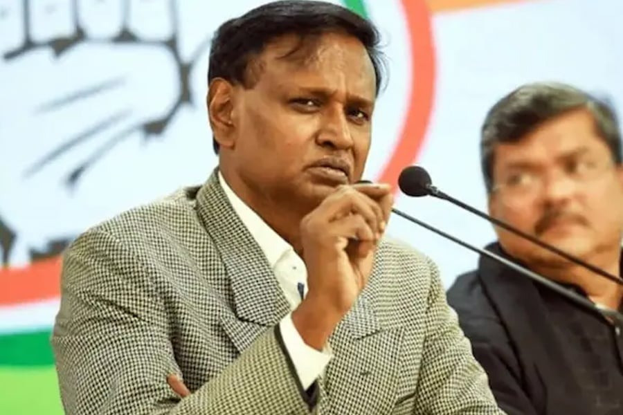 ট্রাম্প ঘনিষ্ঠের জাতিবিদ্বেষী মন্তব্য, সমর্থন কংগ্রেস নেতার