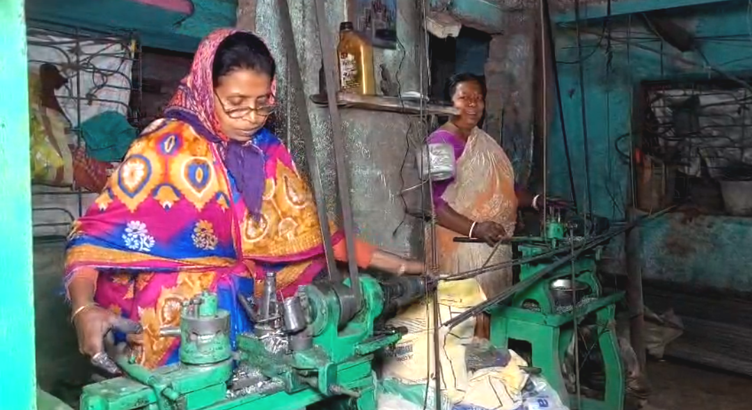 মেশিনের চাকার সঙ্গে ঘুরছে ভাগ্য , স্বনির্ভরতার নতুন পথে মানসিংপুরের মহিলারা