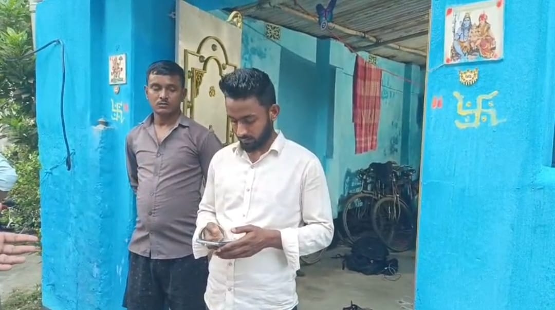 জগদ্দলে দিবালোকে প্রকাশ্যে গুলি , বিজেপি কর্মীর বাড়িতে হামলার অভিযোগ তৃণমূলের বিরুদ্ধে