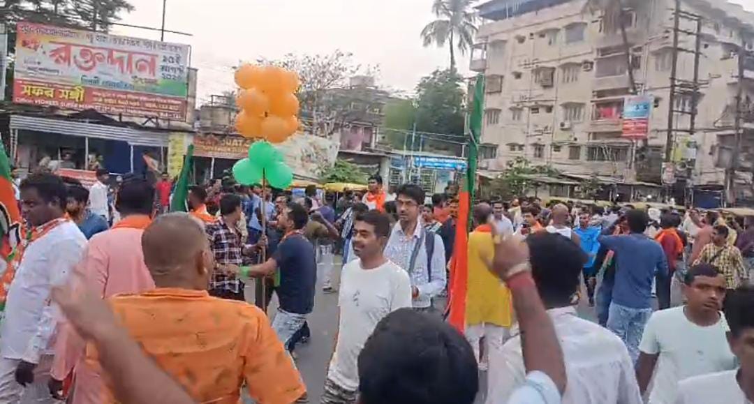 তৃণমূলের পার্টি অফিস ভাঙচুরের অভিযোগ বিজেপির বিরুদ্ধে , ব্যাপক চাঞ্চল্য বারাসাতে