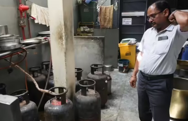 যুদ্ধের দাবানলে সঙ্কটে জ্বালানি, গ্যাসের দাম বৃদ্ধিতে বন্ধের মুখে কলকাতার একধিক রেস্তরাঁ-পাইস হোটেলে