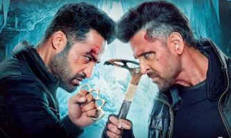 হাত কেটে রক্ত দিয়ে তারকার পুজো , ওয়ার ২ দেখে উন্মাদ অনুরাগীরা