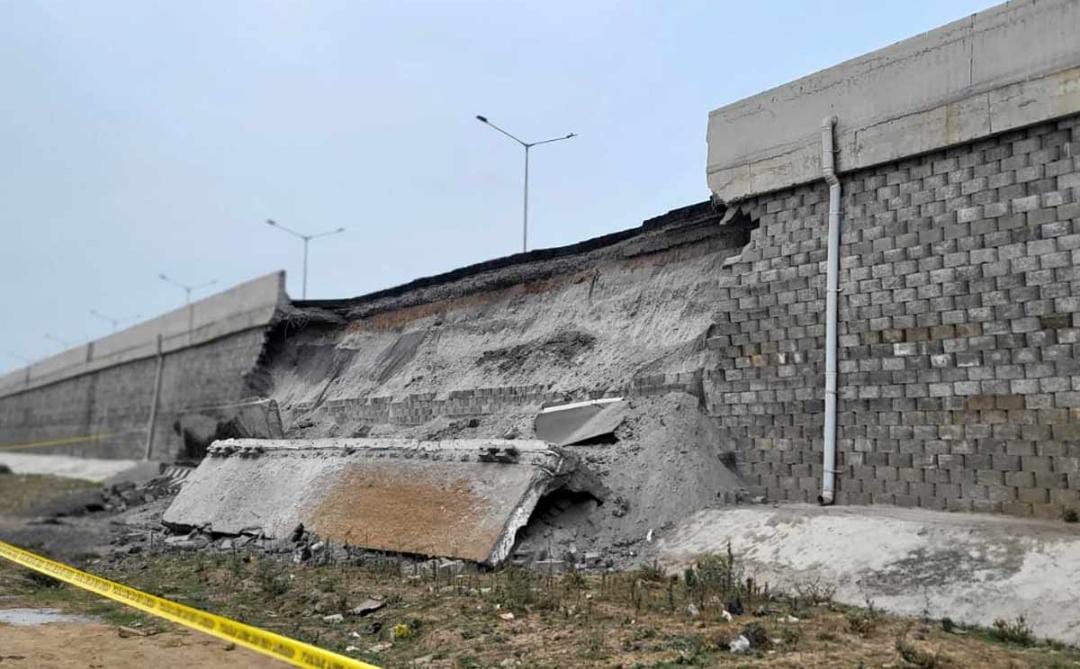 জাতীয় সড়কের গার্ডওয়ালে বিপজ্জনক ধস , কলকাতা - বর্ধমান লাইনে ব্যাহত যান চলাচল
