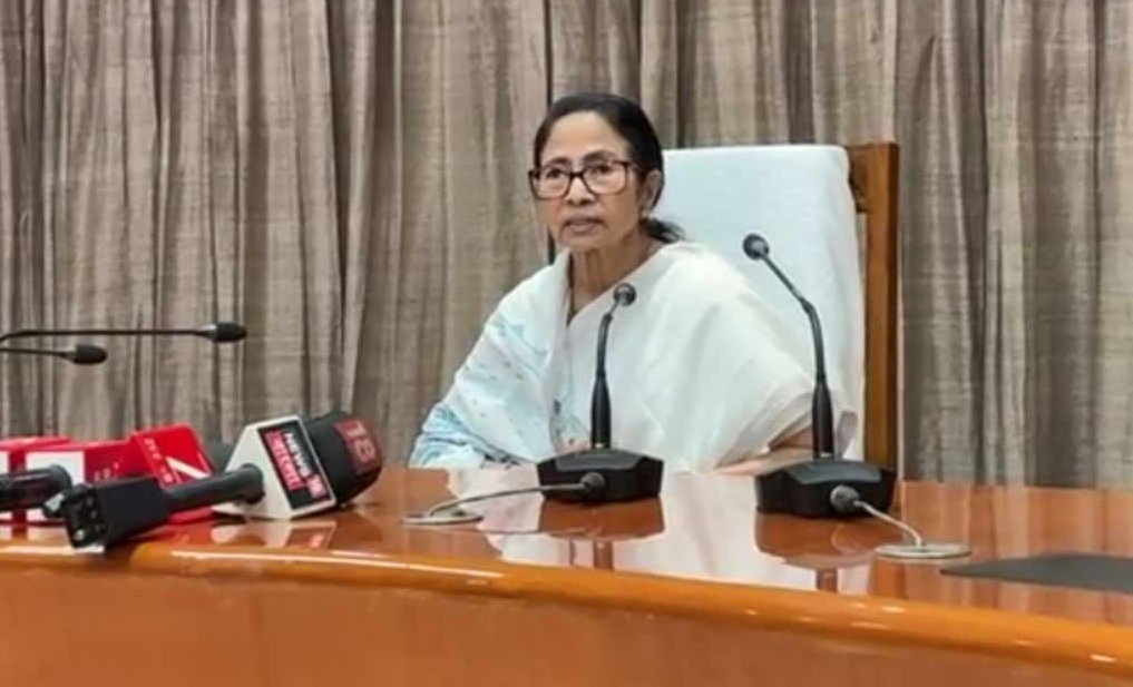 “জ্বালানি তেল নিয়ে নয়, মূল সমস্যা এলপিজি গ্যাসে”, ডিলাদের সঙ্গে বৈঠকের পর জানালেন মমতা