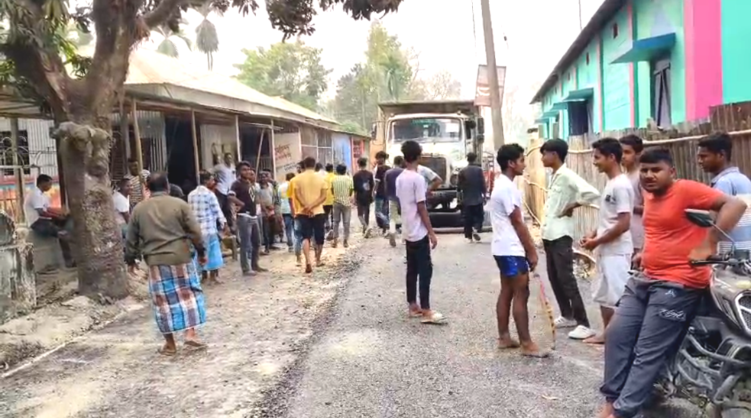 ধুলোর ওপর পিচ ঢেলে দুর্নীতির চেষ্টা! দিনহাটায় গ্রামবাসীদের বিক্ষোভে বন্ধ প্রধানমন্ত্রী গ্রাম সড়ক যোজনার কাজ