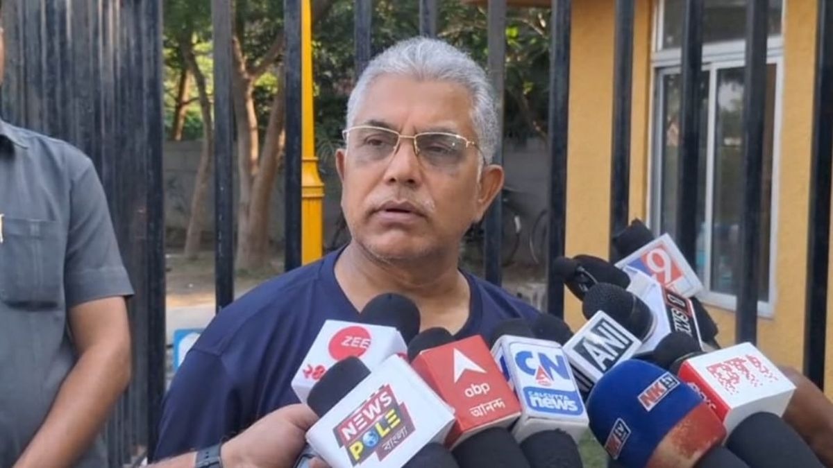 তৃণমূলের লোকেরাই দুশো টাকায় গ্যাস বাইরে বিক্রি করত , কালোবাজারি নিয়ে মমতার দাবিকে নস্যাৎ দিলীপের