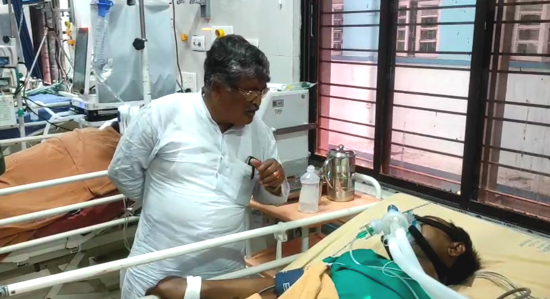 অসুস্থ বিজেপি সদস্যকে হাসপাতালে দেখতে তৃণমূল বিধায়ক , সৌজন্য বনাম রাজনীতির লড়াইয়ে উত্তপ্ত চুঁচুড়া