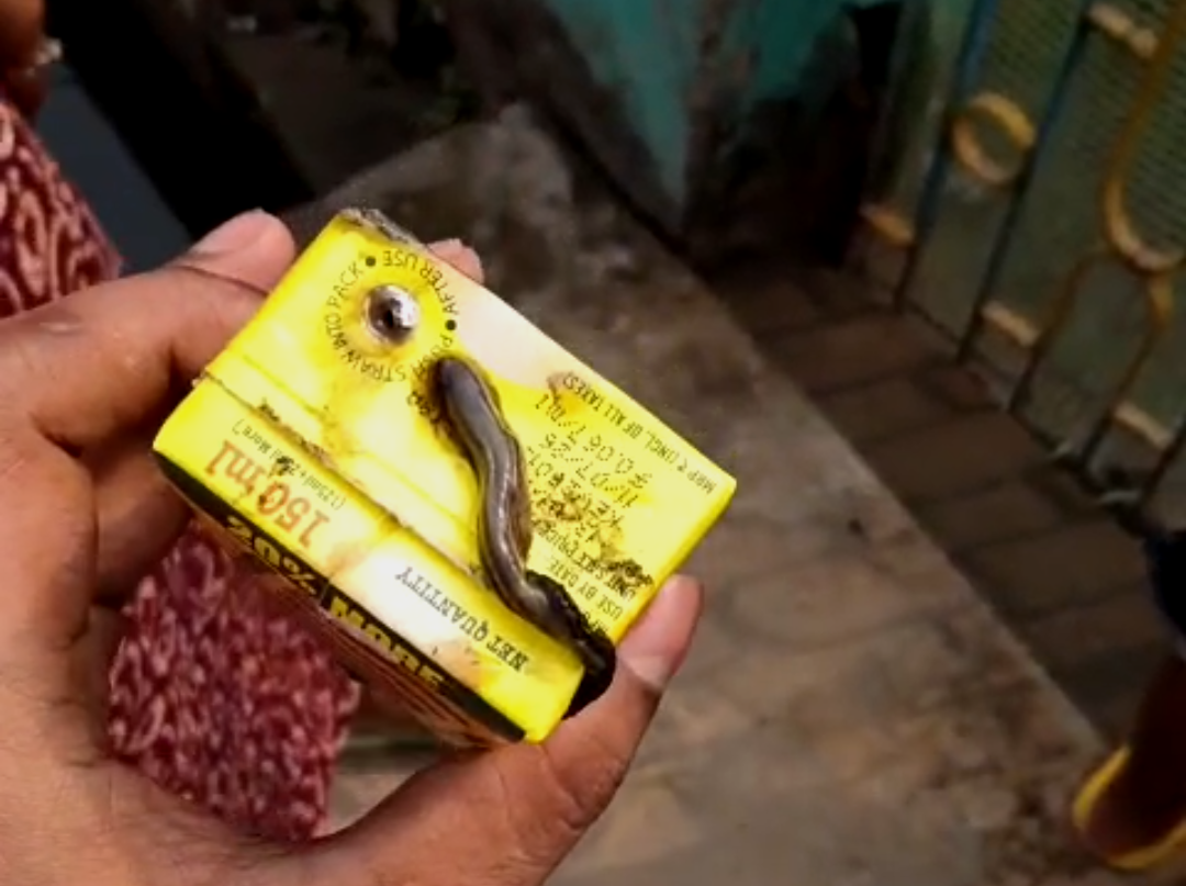 প্যাকেট খুলতেই বেরোল মরা পোকা! ‘ফ্রুটি’ খেয়ে অসুস্থ শিশু ভর্তি হাসপাতালে