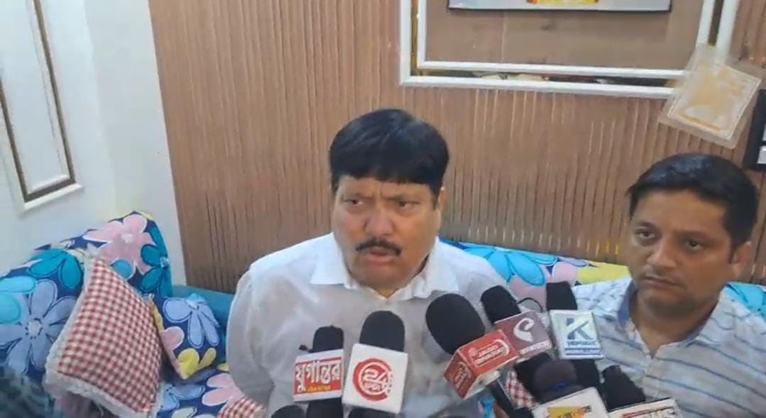 ঝাণ্ডা লাগানো নিয়ে বচসা , বিজেপি মন্ডল সভাপতির বাড়িতে তল্লাশি , পুলিশি সন্ত্রাসের অভিযোগ অর্জুন সিংয়ের