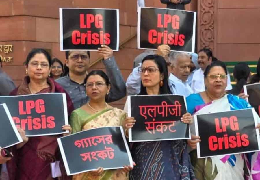 জ্বালানি সঙ্কটে ট্রলার বন্ধে মাথায় হাত মৎস্যজীবীদের, সংসদের বাইরে বিক্ষোভ তৃণমূলের