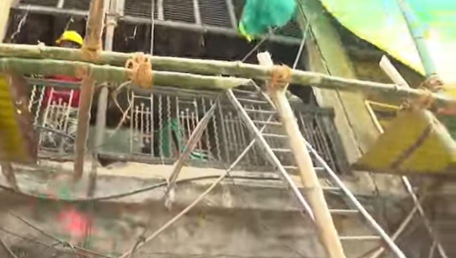 বিপজ্জনক বাড়ির সিঁড়িতে ভয়াবহ ধস , গৃহবন্দি আতঙ্কিত বাসিন্দারা , ব্যাপক চাঞ্চল্য জোড়াসাঁকোয়