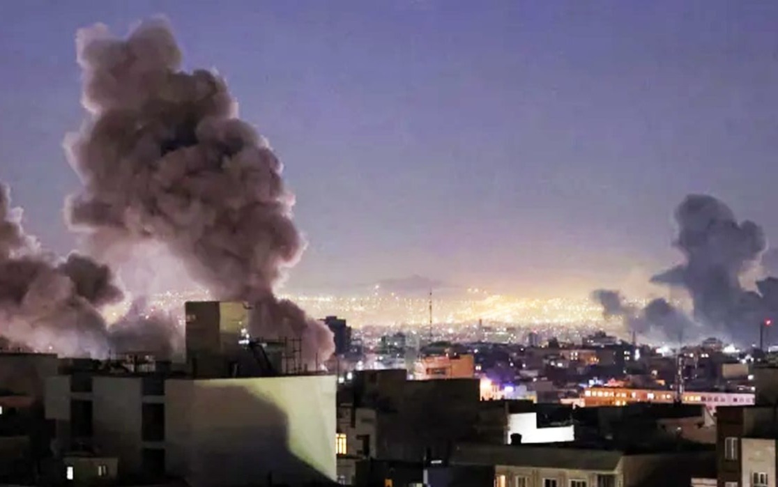 ফের ইরানে বিমান হামলা ইজরায়েলের, মুহুর্মুহু গোলাবর্ষণ তেহরানে