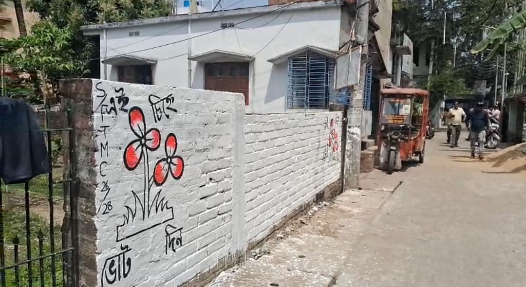 বিজেপির দেওয়াল দখল করে প্রচারের অভিযোগ তৃণমূলের বিরুদ্ধে , রাজনৈতিক তরজা তুঙ্গে বারাসাতে