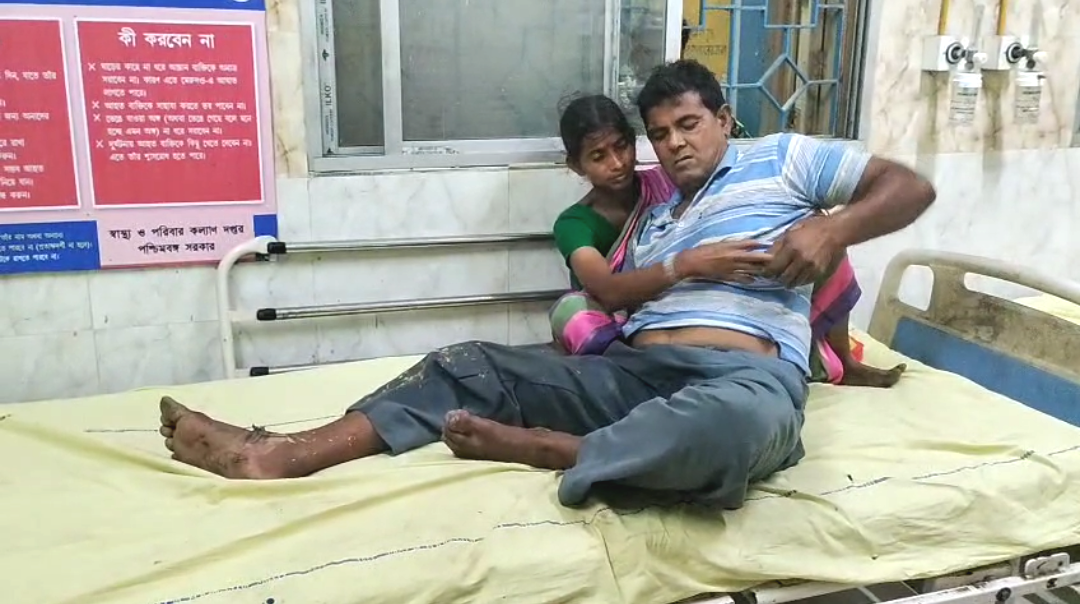 গোদের উপর বিষফোঁড়া! সাপের কামড়ে হাসপাতালে যাওয়ার পথেই বাইক দুর্ঘটনা, মৃত্যুর সঙ্গে লড়াই কৃষকের