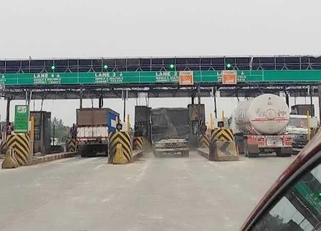 নিম্নমানের সামগ্রী দিয়ে জাতীয় সড়ক নির্মাণ , দুর্গাপুরের সাইড ওয়াল ভেঙে পড়তেই ডানকুনিতে টোল ফ্রি করল কর্তৃপক্ষ