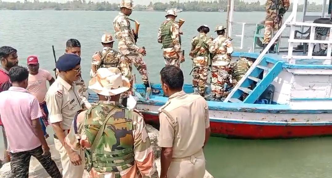 ভোটের মুখে সজাগ কেন্দ্রীয় বাহিনী , সুন্দরবনের জলপথেও নাগরিকদের সুরক্ষার স্বার্থে চলছে রুটমার্চ