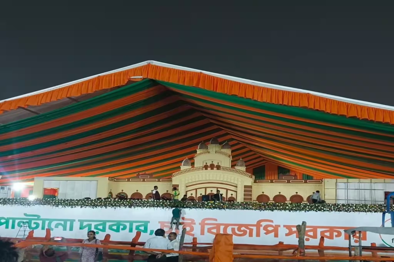 দক্ষিণেশ্বরের আদলে ব্রিগেডের মঞ্চ , মোদির সভায় বাঙালি অস্মিতার ছোঁয়া