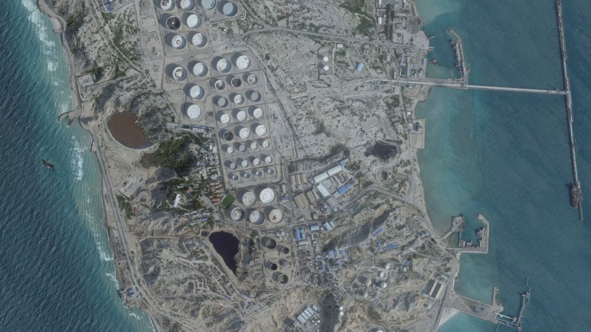 ইরানের প্রধান তেলের ঘাঁটি খার্গ দ্বীপে হামলা আমেরিকার, “ভেঙে গুঁড়িয়ে দেওয়া হয়েছে”, দাবি ট্রাম্পের