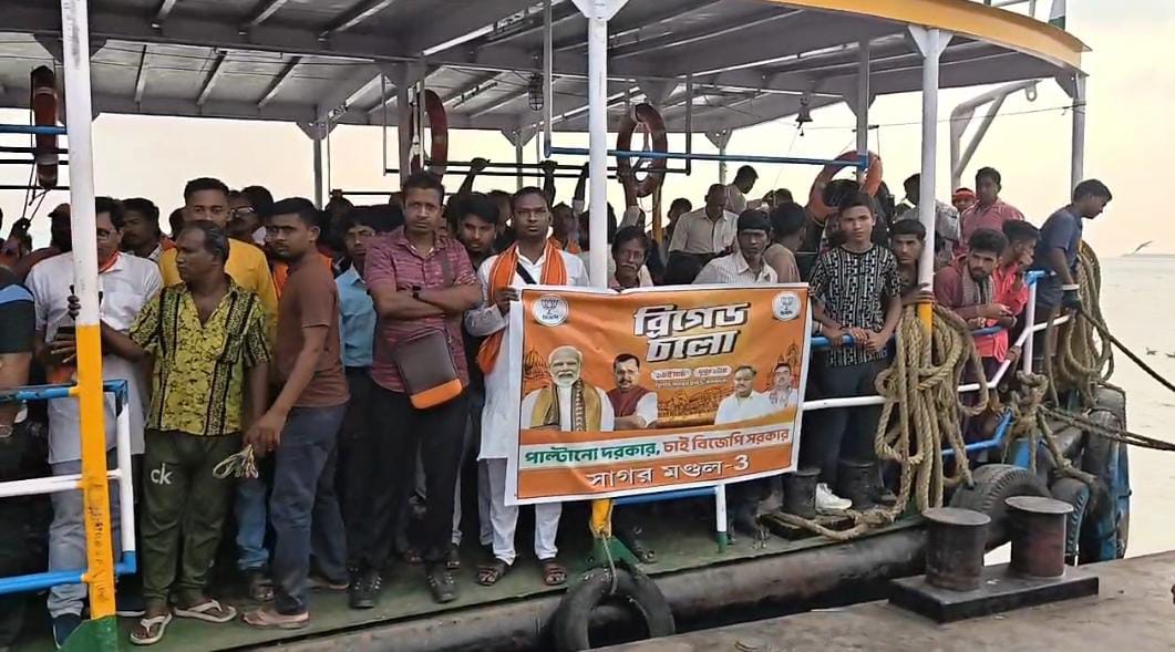 ব্রিগেডে মোদির জনসভা , জলপথে উপচে পড়া ভিড় বিজেপির কর্মী - সমর্থকদের