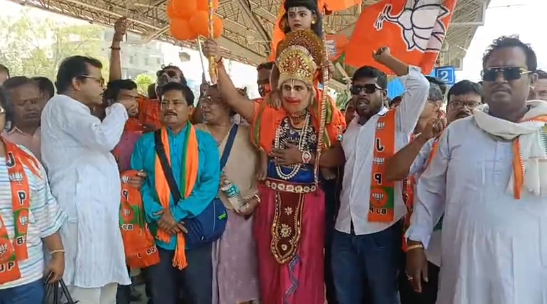 ব্রিগেডমুখী বিজেপি কর্মীদের ঢল , শান্তিপুর থেকে রাম-হনুমানকে সঙ্গে নিয়ে যাত্রা