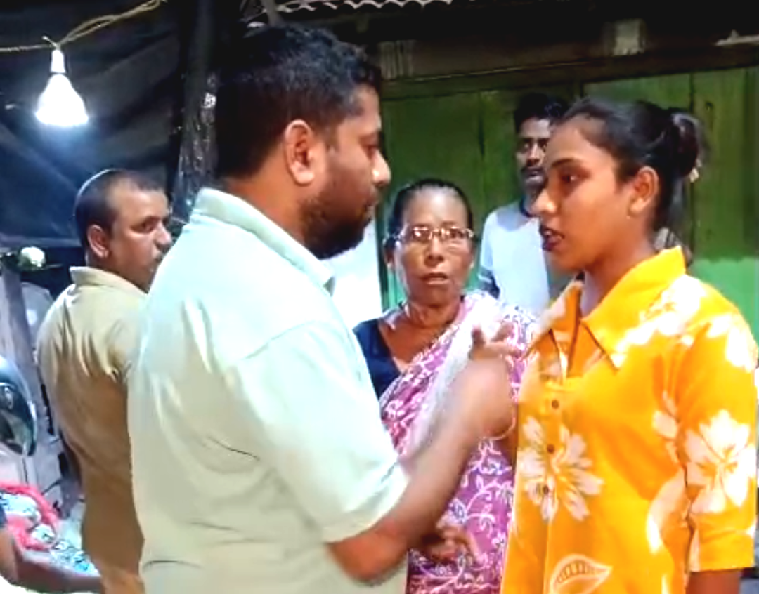 ভরা বাজারে প্রবীণা বিক্রেতা ও নাতনিকে মারধর , হাওড়ায় ভাইরাল ভিডিও দেখে অভিযুক্তকে পাকড়াও করল পুলিশ