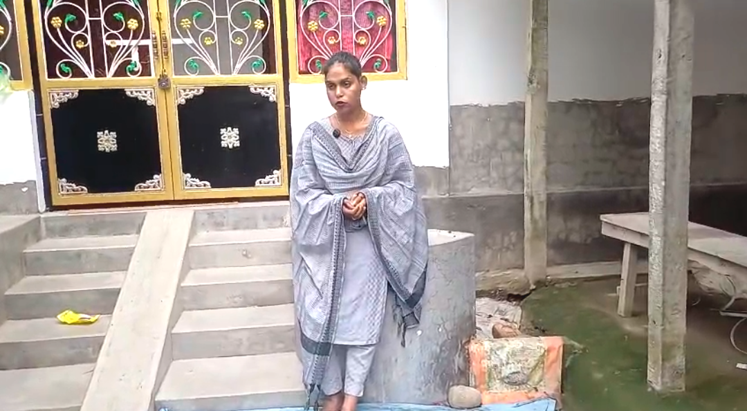 বিয়ের দাবিতে যুবকের বাড়ির সামনে ধর্নায় তৃতীয় লিঙ্গের পিঙ্কী! উত্তপ্ত মাথাভাঙা