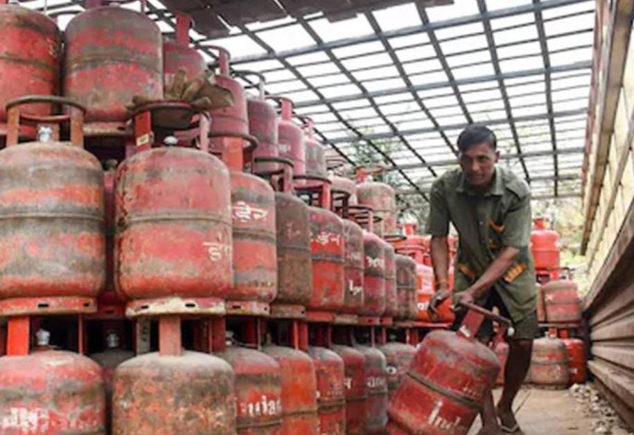 দেশজুড়ে গ্যাসের আকালই বিরাট আশীর্বাদ , বিকল্প আয়ের খোঁজ বিষ্ণুপুরের আদিবাসী মহিলাদের