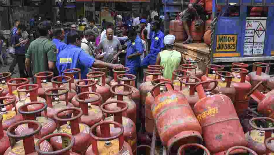 পাইপলাইনের মাধ্যমে গ্যাস পেলে পাওয়া যাবে না সিলিন্ডার, জ্বালানি সঙ্কটে ঘোষণা কেন্দ্রের