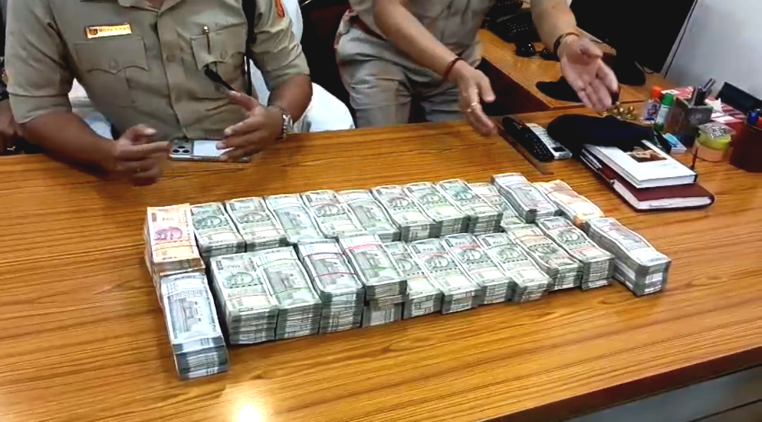 খড়্গপুর স্টেশনে টাকার পাহাড়! ব্যাগ থেকে উদ্ধার ৫০ লক্ষেরও বেশি টাকা, ধৃত ১