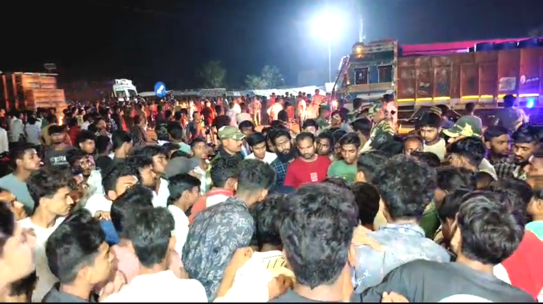 সামশেরগঞ্জে ভয়াবহ পথ দুর্ঘটনা! লরির ধাক্কায় ২ বন্ধুর মর্মান্তিক মৃত্যু, আহত ২