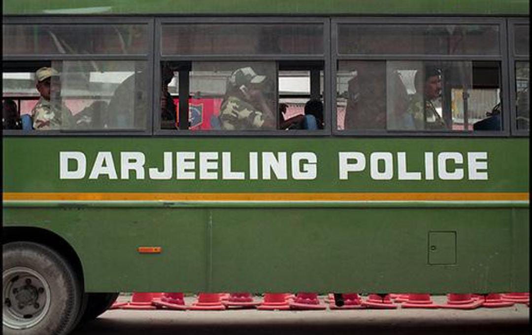 দুই পুলিশকর্মীর মধ্যে গুলির লড়াই , গ্রেফতার ১ , ব্যাপক চাঞ্চল্য দার্জিলিংয়ে